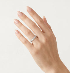 Anillo de boda de oro blanco mate con laterales únicos