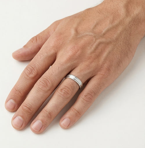 Anillo de boda de oro blanco mate con laterales únicos