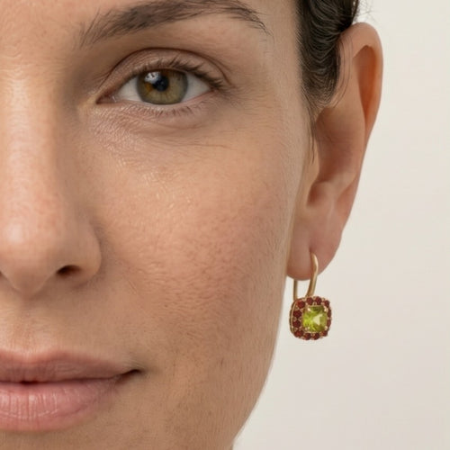 Ohrringe „Ewiger Glanz“ aus Gold mit Moldavit und Granat