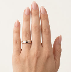 Snubní prsten z růžového zlata s rhodiovaným vzorem