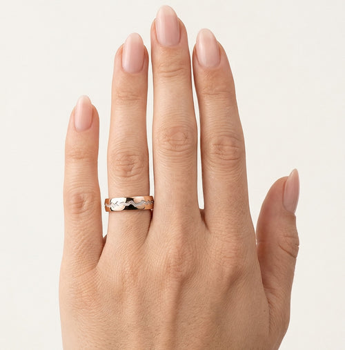 Snubní prsten z růžového zlata s rhodiovaným vzorem