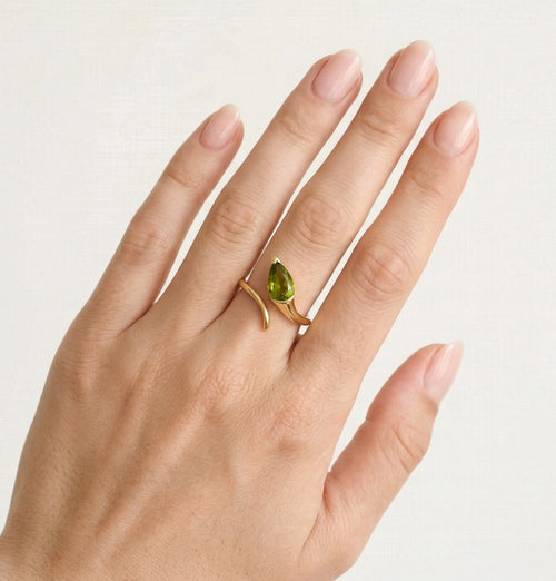 Goldring mit Birnen-Schliff Moldavit
