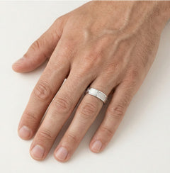 Alliance épaisse en or blanc avec finition mate