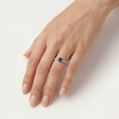 Feiner Weißgoldring mit Diamanten und Saphir