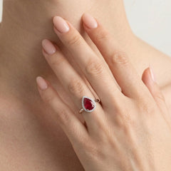 Anillo de plata de ley con rubí en forma de pera y zirconia redonda
