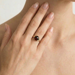 Eleganter Ring mit rund geschliffenem Granat