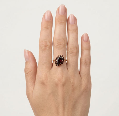 Tropfen- und rund geschliffener Granat-Harmonie-Ring