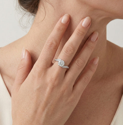 Gedrehter Ring mit sechs Krappen und Zirkonia