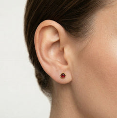 Pendientes de granate en oro amarillo con detalles de corona