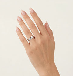 Ehering aus Weiß- und Roségold im Wellen-Design