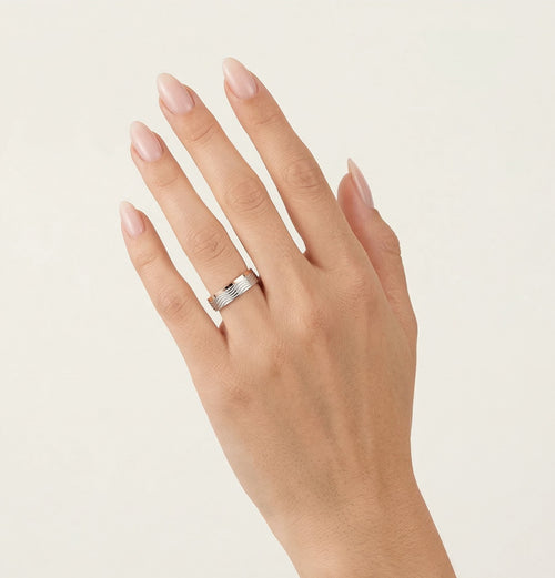 Ehering aus Weiß- und Roségold im Wellen-Design