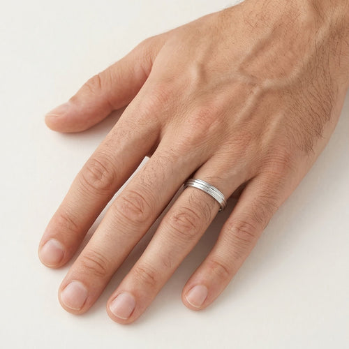 Alliance simple et élégante en or blanc