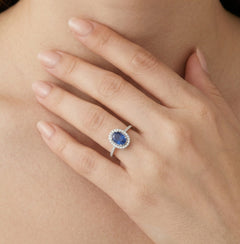 Anillo de halo en plata esterlina con zafiro ovalado