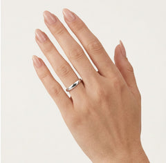 Anillo de boda fino clásico en oro blanco