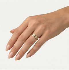 Snubní prsten ze žlutého zlata s linkami rhodia