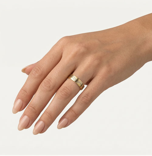 Snubní prsten ze žlutého zlata s linkami rhodia