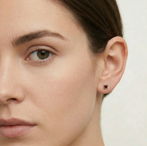 Jednoduché náušnice ze žlutého zlata se solitérem granátu