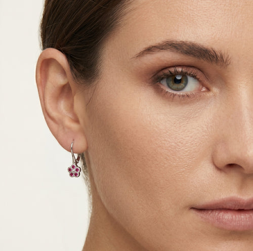 Boucles d'oreilles pendantes en forme de fleur avec accent en rubis