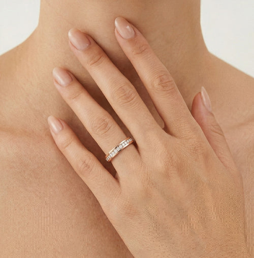 Snubní prsten z růžového zlata s diamanty