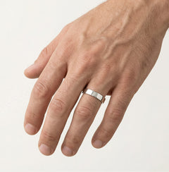 Anillo de boda solitario de platino con acabado pulido.