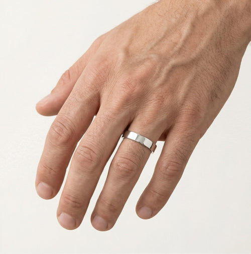 Anillo de boda solitario de platino con acabado pulido.