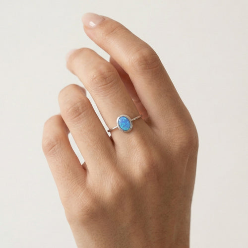 Anillo de oro blanco con ópalo azul corte ovalado