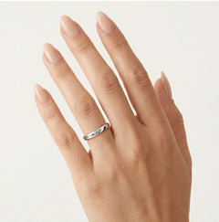 Alliance fine classique en or blanc