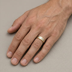 Elegant white and yellow gold wedding ring