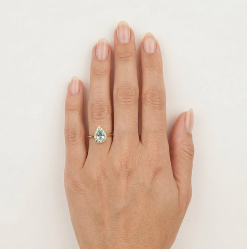 Tropfenförmiger Blautopas-Halo-Ring