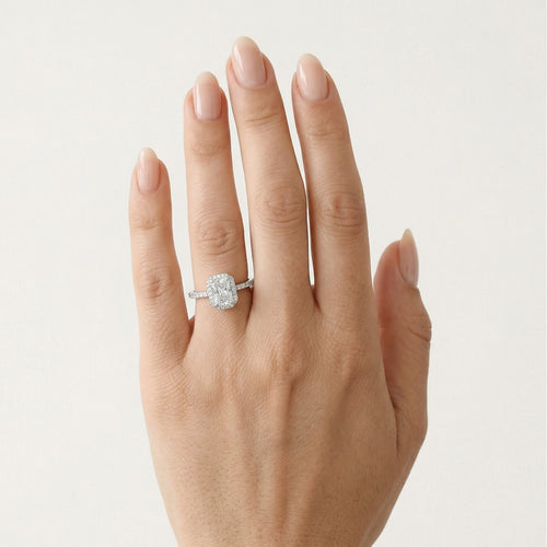 Weißgold-Ring mit smaragdgeschliffenem Zirkonia