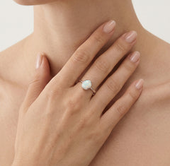 Anillo de plata esterlina con ópalo blanco