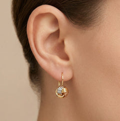 Boucles d’oreilles pendantes nouées en trois ors