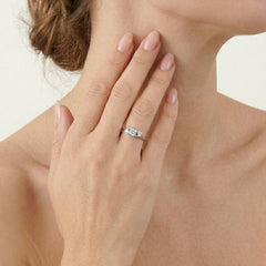 Anillo de plata con tres piedras y circonitas cúbicas