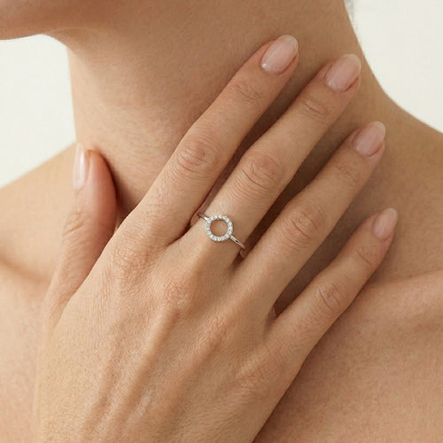 Funkelnder Ring mit Kreisdesign und Diamanten
