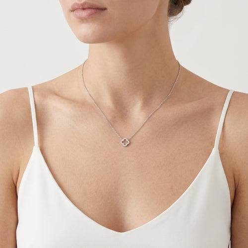 Silberne Halskette mit kleinem Kleeblatt und Zirkonia