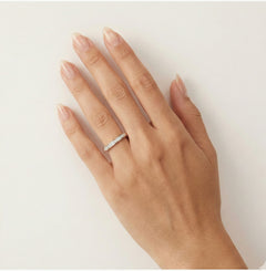 Anillo romántico de oro rosa con línea de diamantes