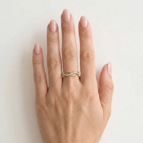 Unendlichkeits-Goldring mit erhobener Zirkonia-Reihe