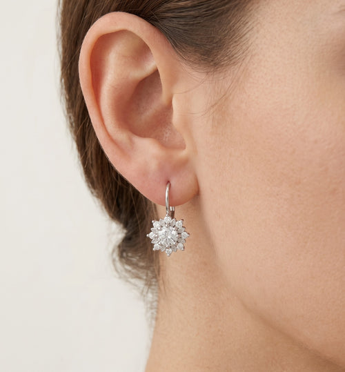 Silberne Tropfen-Ohrhänger in Blumenform mit Zirkonia-Steinen