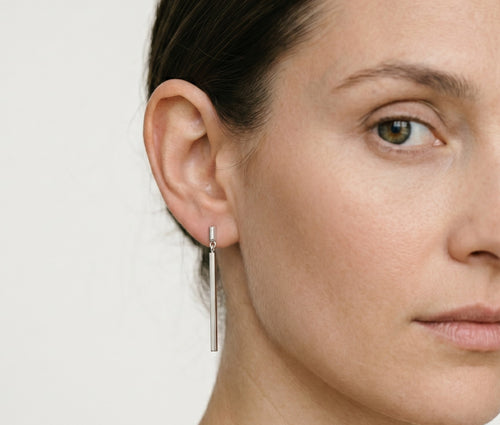 Boucles d’oreilles pendantes simples en or blanc