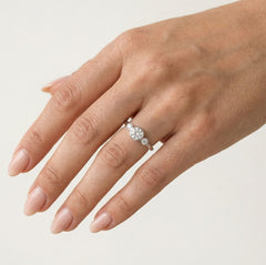 Silberner Ring mit Zirkonia in Zargenfassung