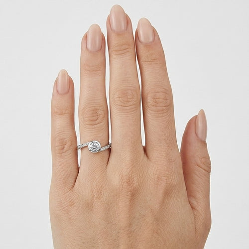 Weißgoldener Zirkonia-Ring mit Akzentsteinen