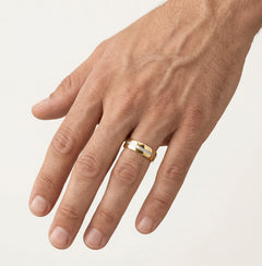 Anillo de boda en oro amarillo con línea curva