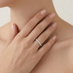 Glänzender Silberring mit Zirkonia