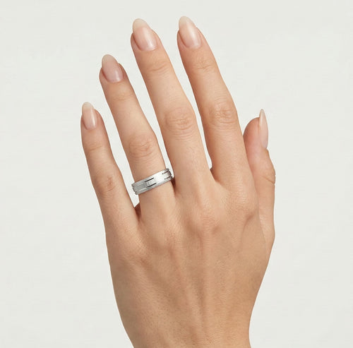 Eleganter Weißgold-Ehering mit seitlichen Liniengravuren