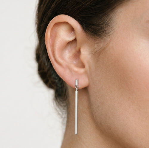 Boucles d’oreilles pendantes simples en or blanc