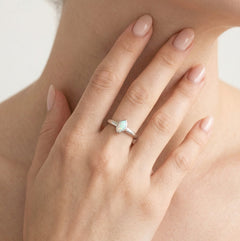 Anillo de plata de ley con ópalo blanco en forma ovalada