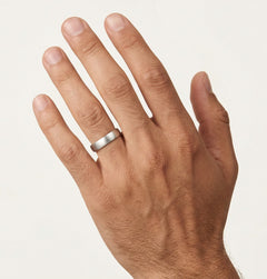 Elegantes anillos de oro blanco mate