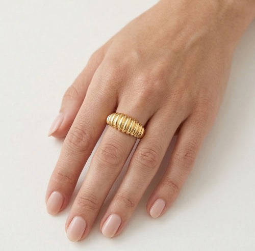 Schicker Goldring im Croissant-Dome-Design