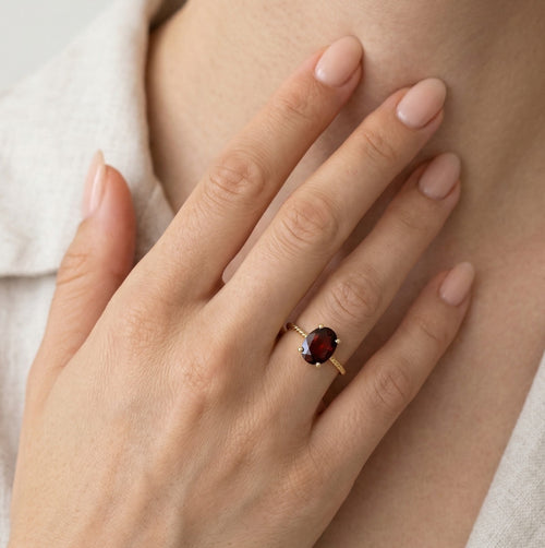 Eleganter ovaler Granat-Ring mit detaillierter Fassung