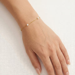 Chain bracelet with four pearls